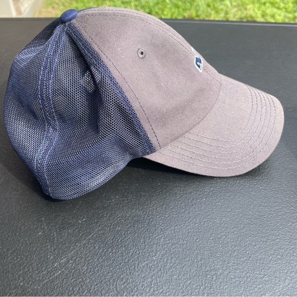 Vineyard Vines Cap & Vineyard Vines Pouch - Picture 5 of 6